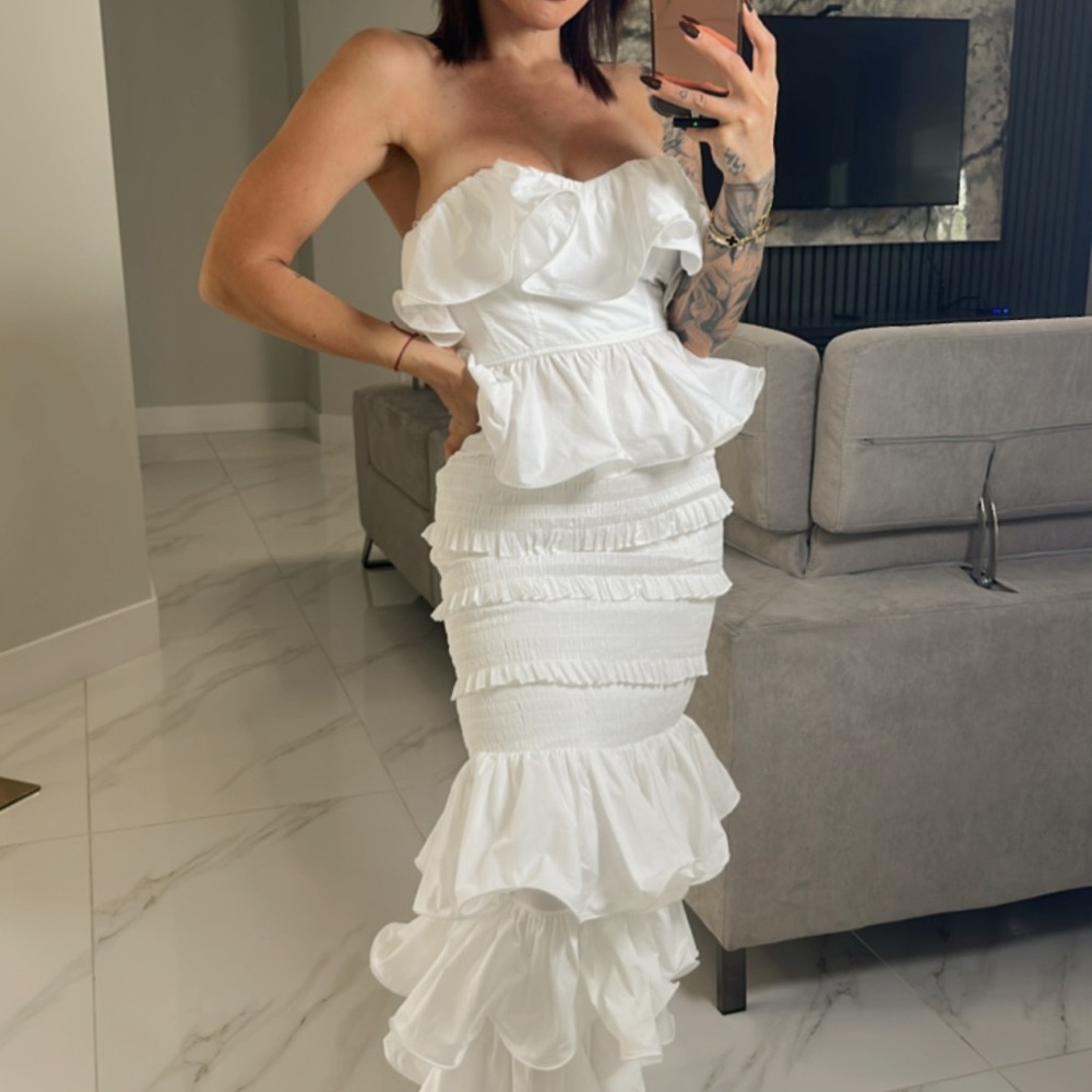 Elegant White Strapless Ruffle Dress